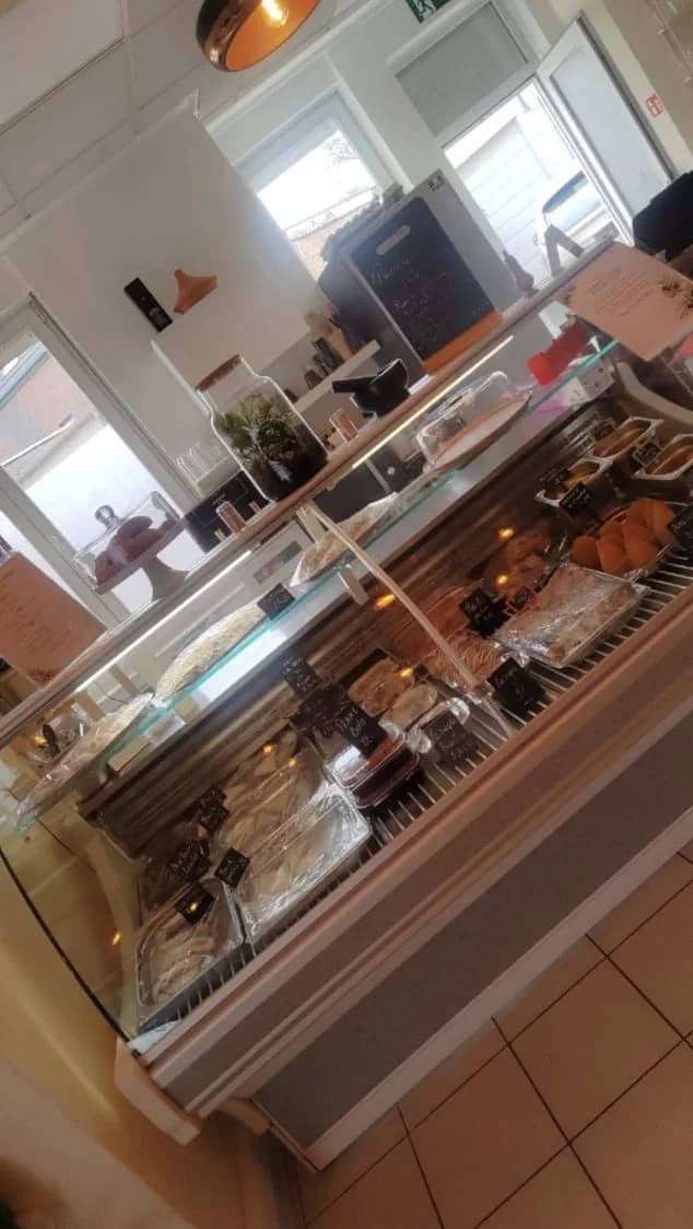 Comptoir et vitrine réfrigérée de la sandwicherie