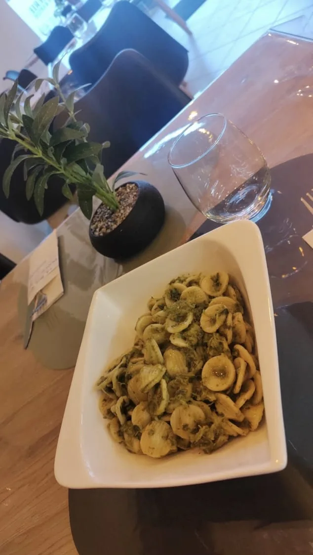 Bol d'orecchiette au pesto servi à table
