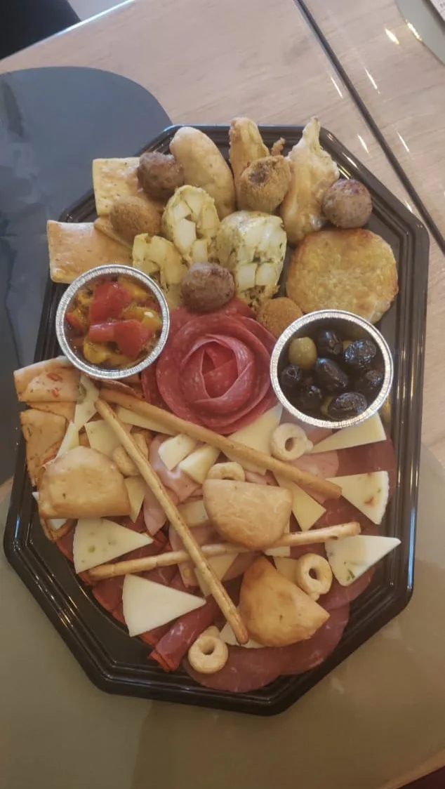 Planche apéritive italienne : charcuterie, fromages, olives, gressins et légumes marinés
