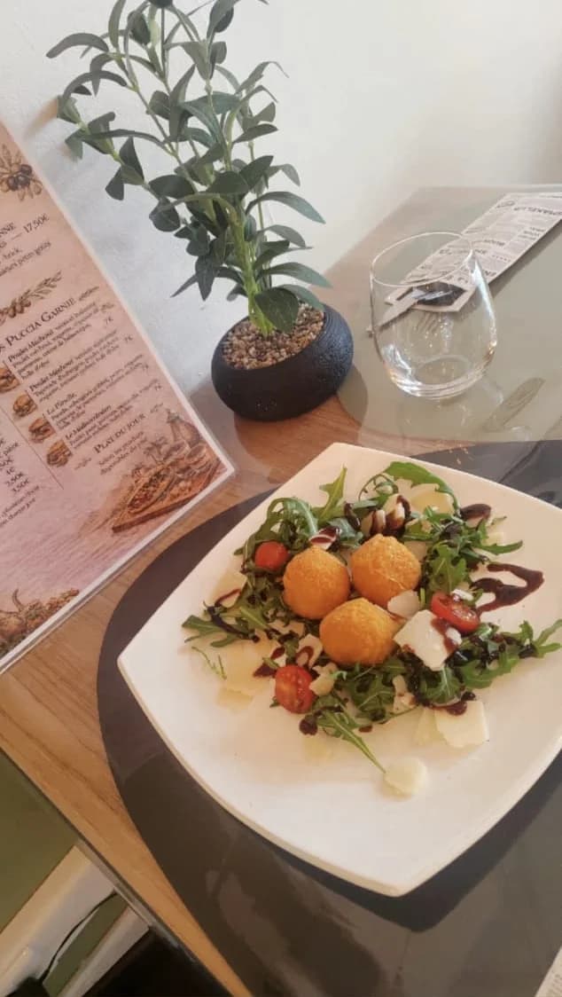 Assiette de salade fraîche accompagnée d'arancini panés